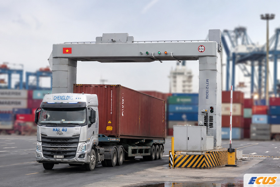 Xe chở Container đang được kiểm tra Soi chiếu hàng hóa tại cửa khẩu.