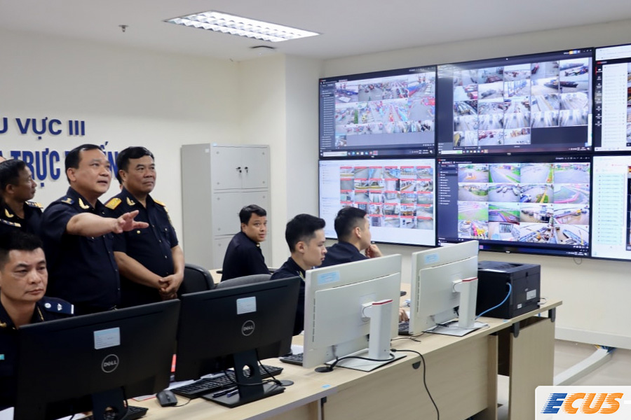 Trung tâm giám sát thông quan trực tuyến tại Chi cục Hải quan khu vực III.