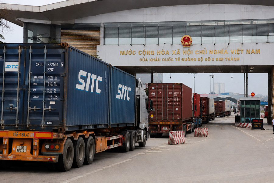 Xe container vận chuyển hàng hóa qua Cửa khẩu